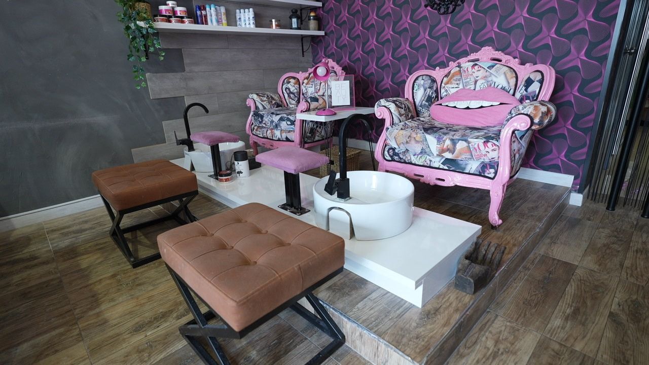 Pembe koltuklu manikür ve pedikür alanı